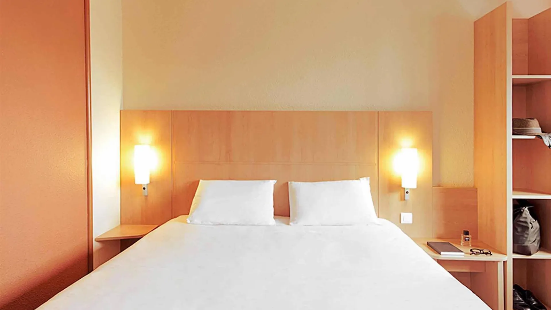 Ibis Paris Canal Saint Martin 3*,